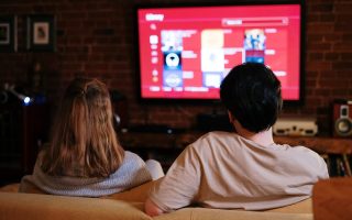 Televizorul: De la seriale addictive la știri în timp real