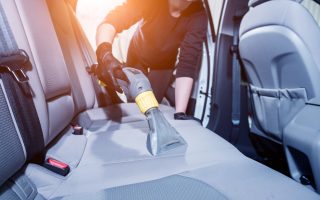 Curățarea mașinii înainte de călătorii: trucuri interne și externe