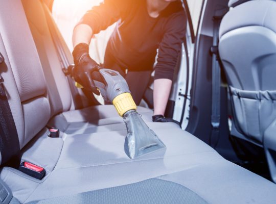 Curățarea mașinii înainte de călătorii: trucuri interne și externe