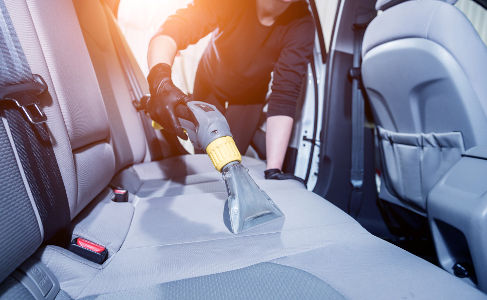 Curățarea mașinii înainte de călătorii: Trucuri interne și externe