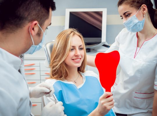 Tot ce trebuie să știi despre procedurile de implant dentar