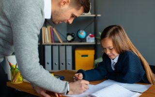 Ajută copilul să excelleze la școală: 4 metode