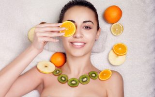 Cum să ai o piele radiantă folosind produse cu vitamina C