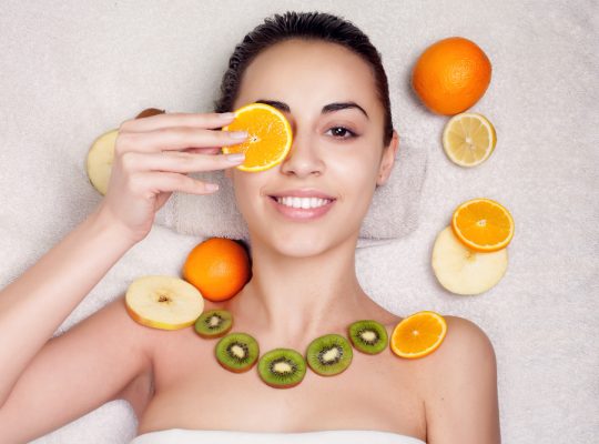 Cum să ai o piele radiantă folosind produse cu vitamina C