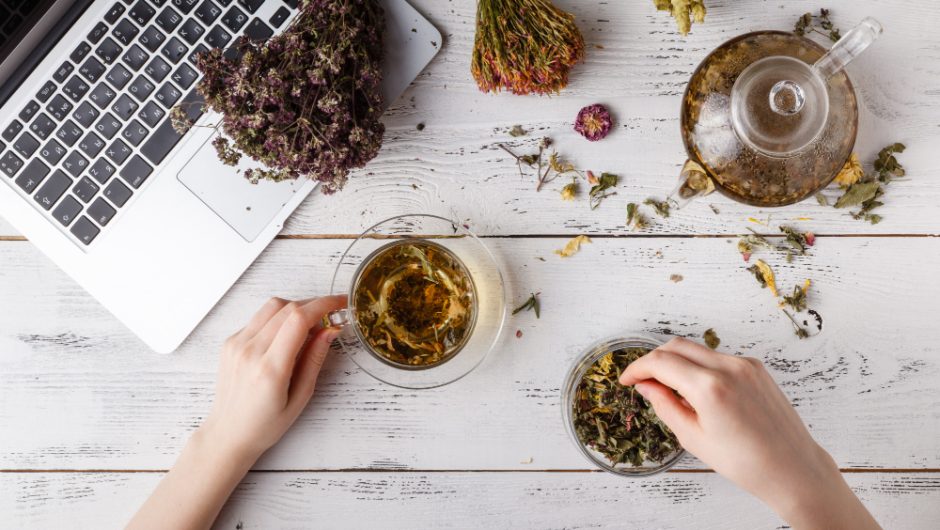 Ceaiul de cimbru: Beneficii și cum să-l pregătești acasă