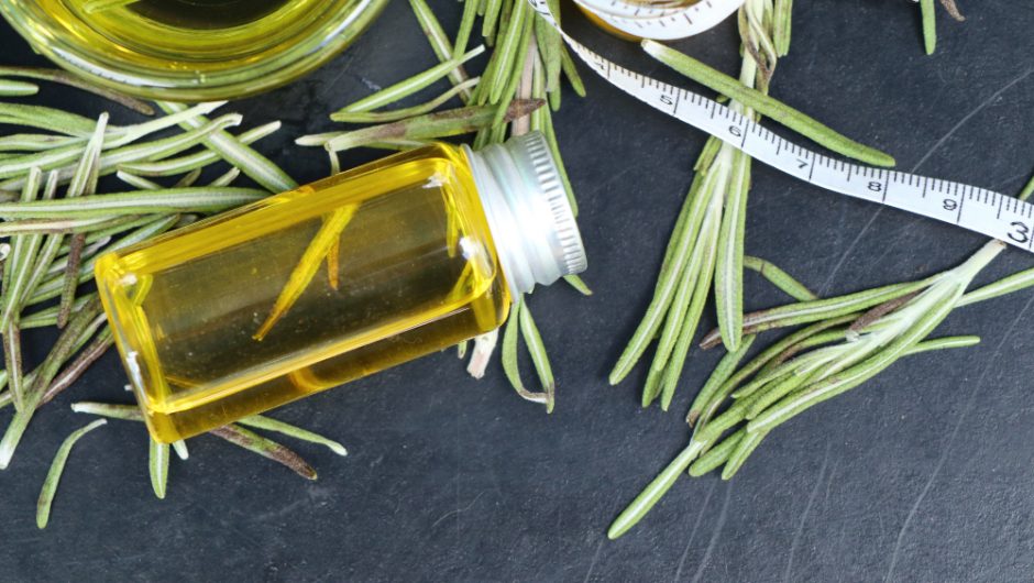 Beneficiile tincturii de rozmarin pentru sănătatea digestivă și detoxifiere