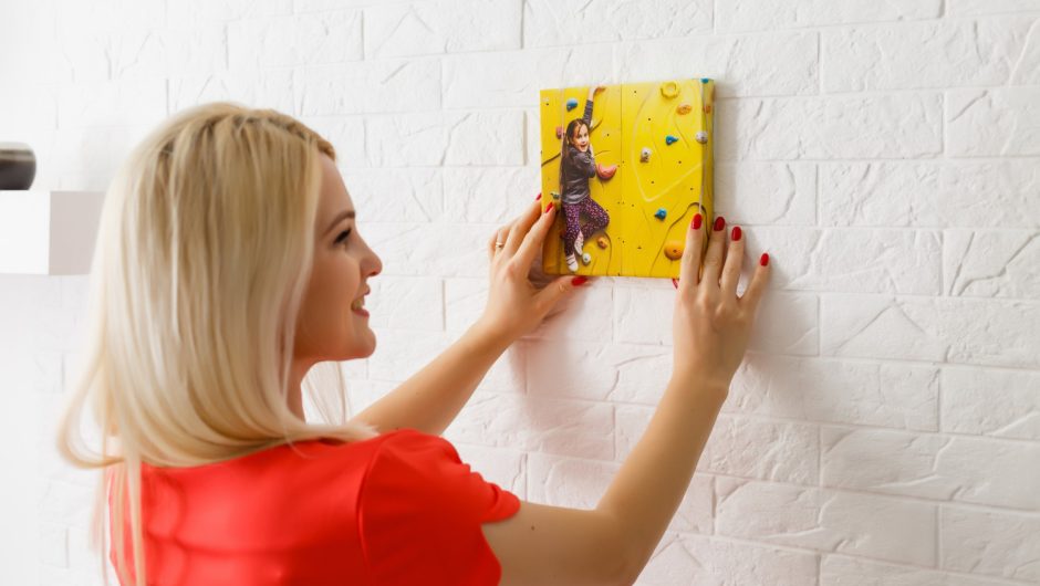 Ghid pentru crearea unui perete-accent folosind autocolant decorativ