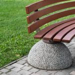 Bănci semicirculare turnate din beton lustruit