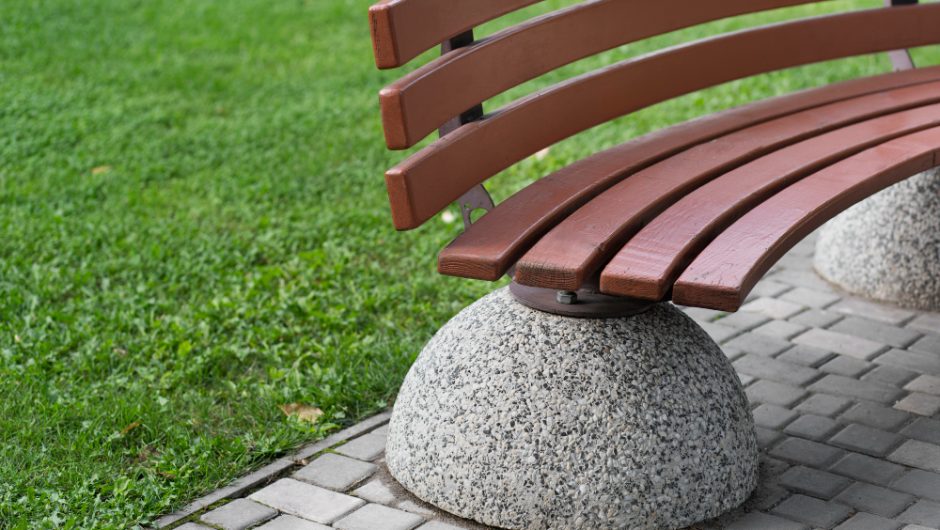 Bănci semicirculare turnate din beton lustruit