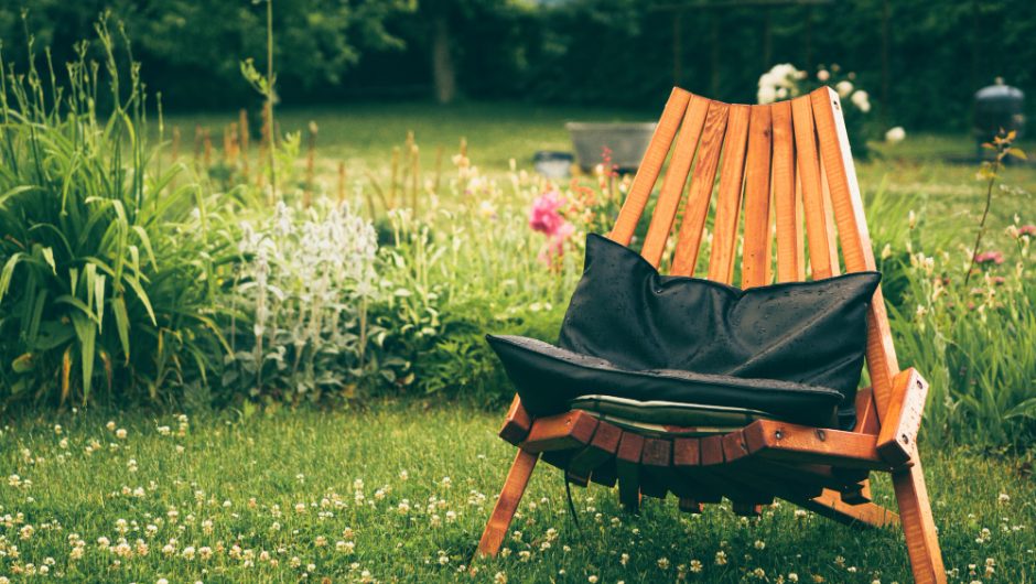 Mobilierul de grădină care transformă curtea într-un loc de relaxare