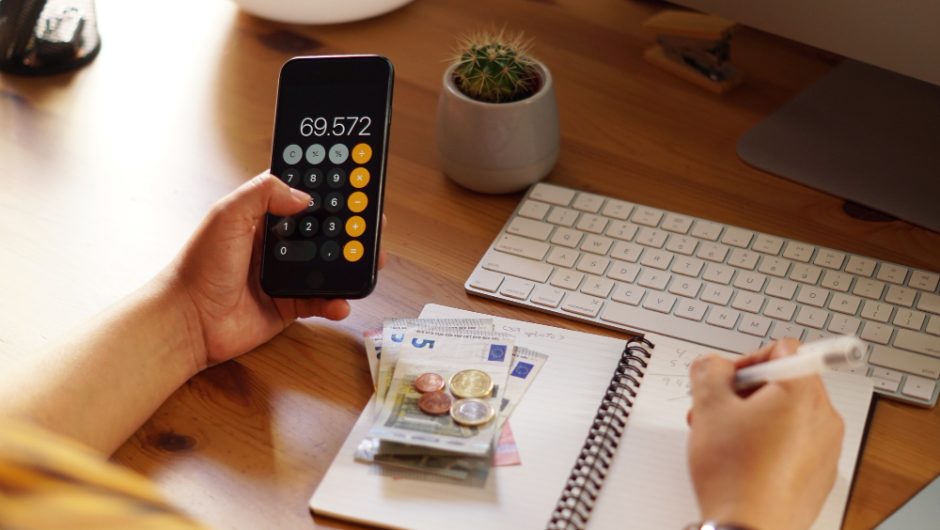 Ce înseamnă debit? Noțiuni economice explicate simplu