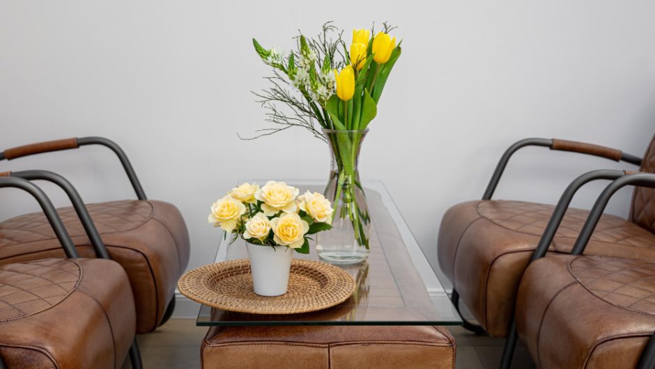 Idei de aranjamente florale pentru living și dining