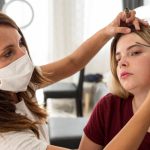 Cum să îți menții sprâncenele definite între vizite la salon
