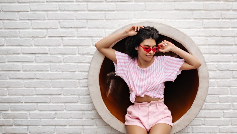 Cum porți hainele foarte feminine într-un mod relaxat și modern
