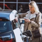 Încărcare acasă sau la stații publice? Ce trebuie să iei în calcul