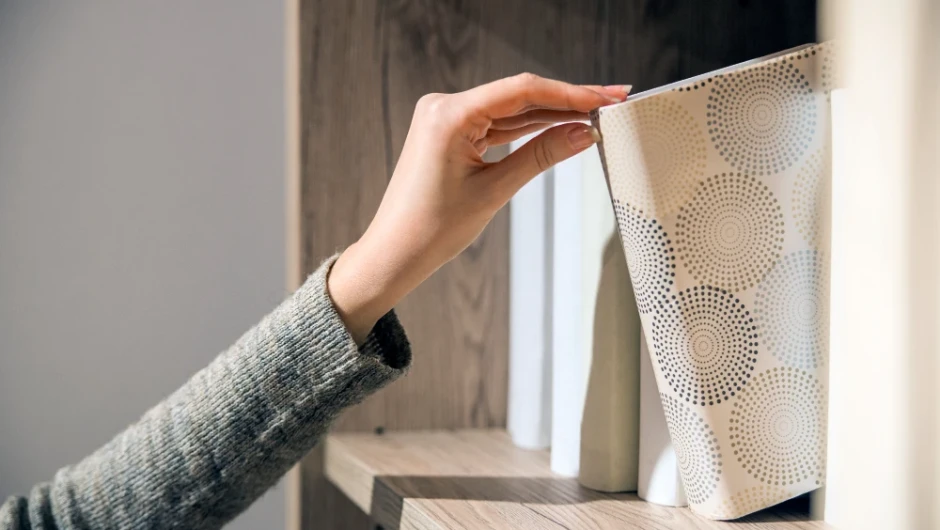 Idei pentru styling-ul rafturilor deschise din living